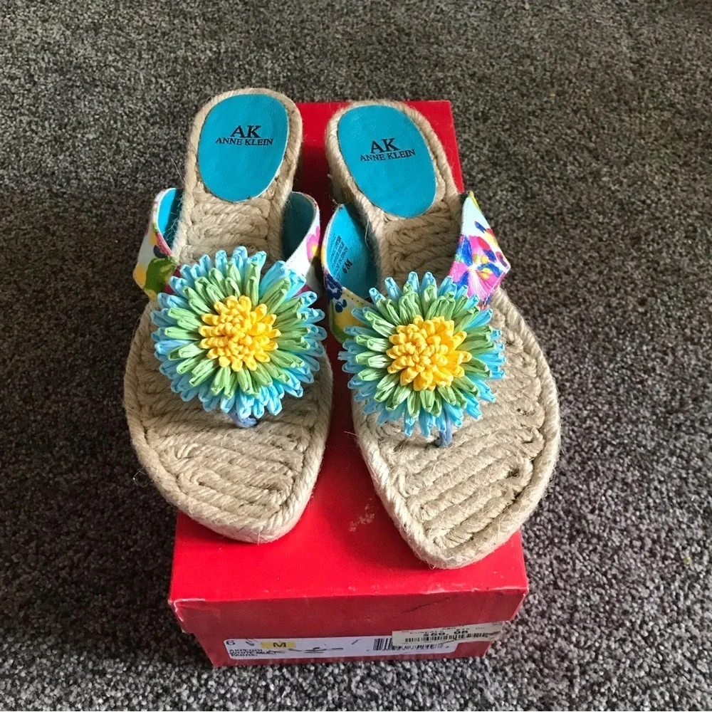 Anne Klein Women’s Flower Sandals / Flip flops - Peggy - Never Worn -Size 6M